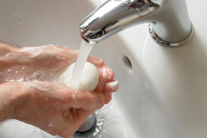πλύσιμο των χεριών με σαπούνι για την πρόληψη των σκουληκιών