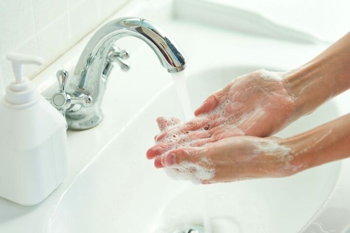 πλύσιμο των χεριών με σαπούνι για την πρόληψη των σκουληκιών